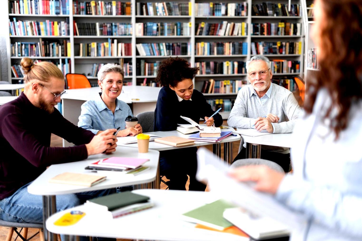 Finanzmodellierung Arbeitsplatz mit Diagrammen und Analysen