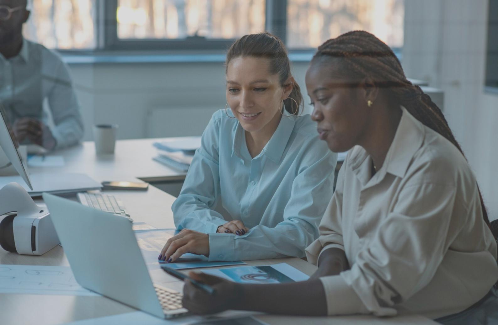 Finanzanalyst bei der Arbeit mit mehreren Bildschirmen und komplexen Modellen